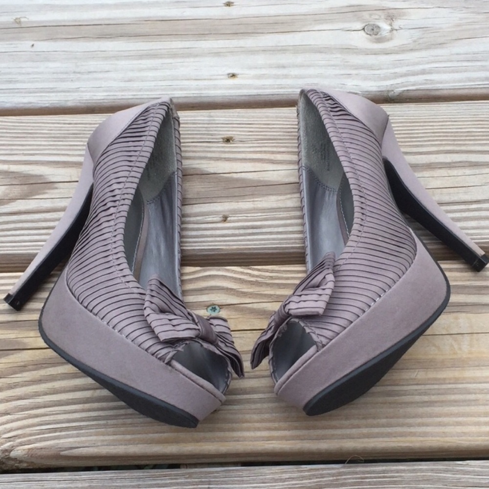 Blake Scott Gray open toe pump with bows heels size 8.5 - Picture 5 of 8